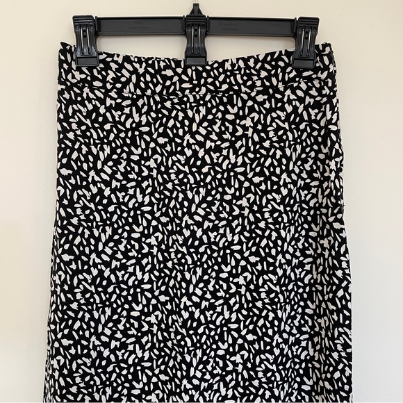 Saks Brand “Pure Navy” Abstract Print Pencil Skirt in Black and White - Picture 6 of 8